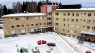 Hattulan kunnanvirasto talvella.
