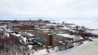 Kemin Veitsiluodon tehdasalue kuvattuna kevättalvella, ja maisema on luminen ja jäinen.