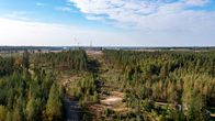 Tehdasalueelle johtava voimalinja ilmasta kuvattuna.
