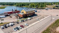 Ilmakuva Haminan vanhasta tullimakasiinista. Taustalla venesatama.