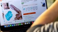 Henkilö selaa kannettavalla tietokoneellaan verkkosivua, jolla myydään erilaisia tuotteita.