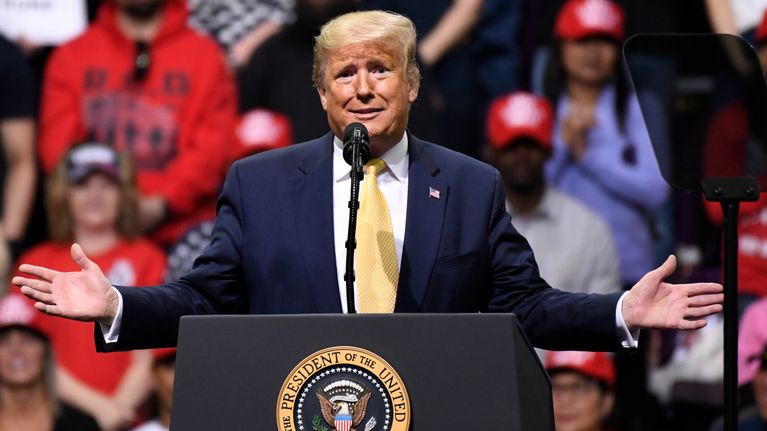 Donald Trump ilmehtii hämmästyneesti.