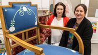 Lillemor Jordas och Margaretha Jämbäck vid en Iris-stol.