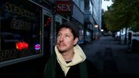 Valokuvaaja Antti Sepponen seisoo Lahden Rautatienkadulla.