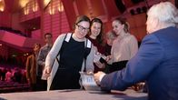 Ihmiset jonottaa Sauli Niinistön signeerausta Tampereen kirjamessuilla.