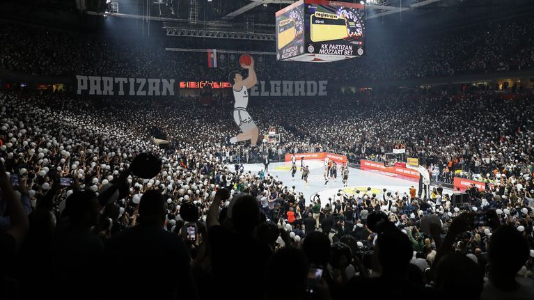 Partizanin faneja Euroliigassa Fenerbahcea vastaan 9.11.2023.
