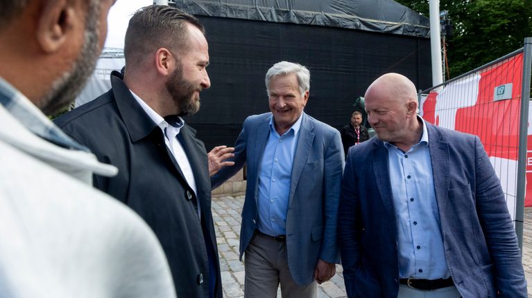 Presidentti Sauli Niinistö poistuu paneelikeskustelusta turvamiesten ympäröimänä.