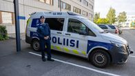 Lapin poliisilaitoksen päällikkö Esa Heikkinen poliisiauton vieressä Rovaniemellä.