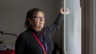 Kinnulan kunnanjohtaja Marja Lehtonen avaa työhuoneensa sälekaihtimia. Kaihdinten väleistä tuleva valo raidoittaa hänet.