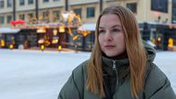 Viivi Vesala talvisen kaupungin keskustassa.