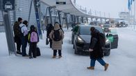 Matkustajia Rovaniemen lentoasemalla 21.12.2023.