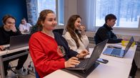 Lukio-opiskelijat Anastasia Flikova ja Sofia Mot Sallan lukiossa 2024.