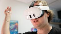 Lauri Auerniitty tekee vr-lasit päässään koreografiaa liikuntasovellukseen.