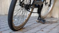 Pyörä Lapin poliisilaitoksen pihalla.