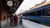 Turisteja Haaparannan rautatieasemalla.