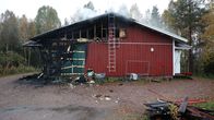 osa hiiltnyttä rivitalon julkisivua ja savua.