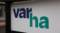Varsinais-Suomen hyvintvointi alueen Varhan kyltti ulkona telineessä.