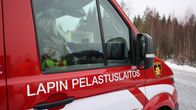 Lapin pelastuslaitoksen ambulanssi.