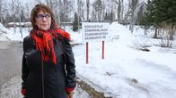 Henkilö seisoo kyltin edessä. Kyltissä lukee suomeksi ja kolmella eri saamenkielellä kokoustilat.