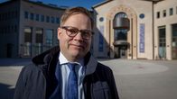 Kansanedustaja Markus Lohi Arktikumin edustalla Rovaniemellä.