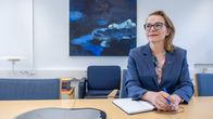 Ulla-Kirsikka työhuoneessa työpöydän äärellä.