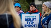 Lapin ammattikorkeakoulun lakkoilevia opettajia.