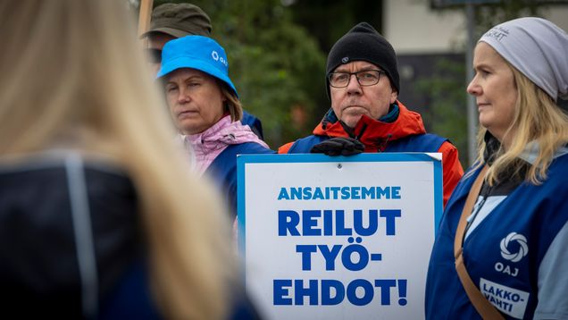 Lapin ammattikorkeakoulun lakkoilevia opettajia.