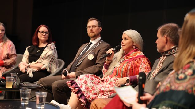 Sää'mpää'ljes-hankkeen loppuseminaari Inarissa 17.9.2026. Paneelikeskustelussa Anne Kirste Aikio, Maarit Kiprianoff, Tauno Ljetoff, Eeva-Liisa Rasmus Moilanen ja Veikko Feodoroff. 