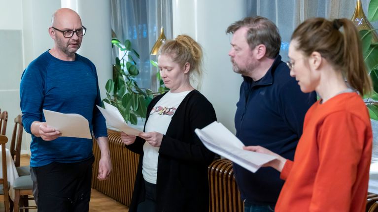 Kemin teatterin Samu Stenberg, Johanna Virsunen, Olli Halttu, Asta Rentola harjoittelevat menuteatterin esitystä.