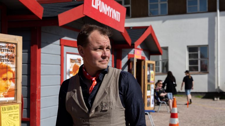 Antti Kairakari Sodankylän elokuvajuhlien lippujonossa.