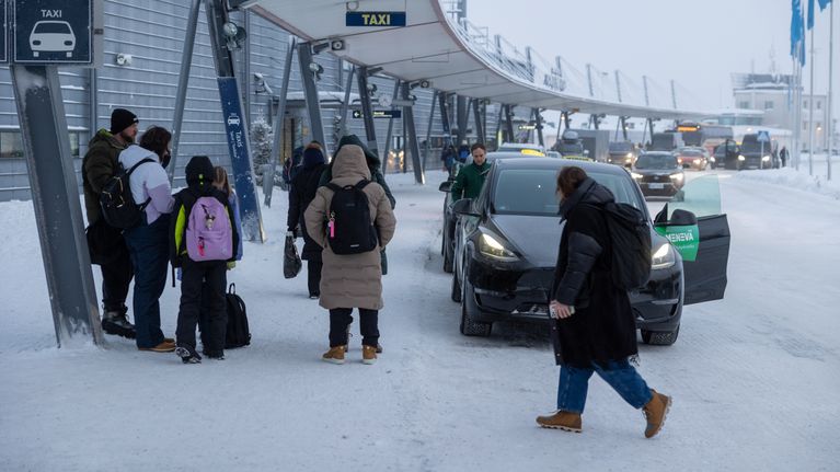 Matkustajia Rovaniemen lentoasemalla 21.12.2023.