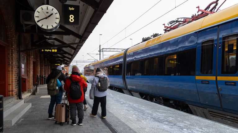 Turisteja Haaparannan rautatieasemalla.