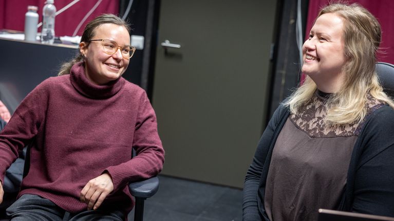 Neeta Jääskö ja Tiina Sanila-Aikio istuvat työtuoleilla naureskellen studiossa Inarissa Saamelaiskulttuurikeskus Sajoksessa.
