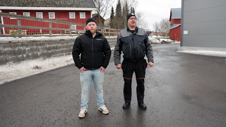 Kaksi miestä seisoo kaupan parkkipaikalla Oripäässä.