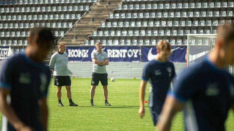 FC Inters tränare Vesa Vasara leder träningen inför lagets Europakval.
