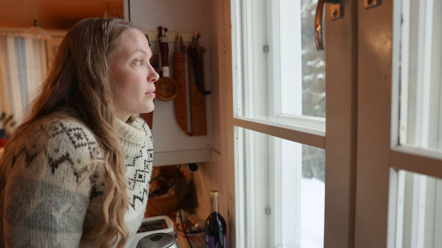 Essi Morottaja katselee ikkunasta ulos.