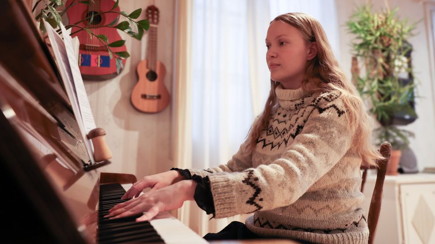 Essi Morottaja soittaa säveltämiään kappaleita pianolla.