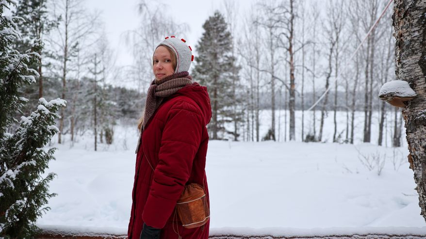 Essi Morottaja kotipihallaan Solojärven rannassa.