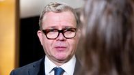 Media ympäröi Petteri Orpoa nauhoittaen hänen lausuntoaan.