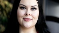 Katariina Haapanen katsoo kameraan.