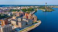 Korkealta otettu kuva Tampereen keskustan uudesta asuinalueesta järven rannalla, taustalla Näsinneula.