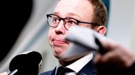 Matias Marttinen haastattelutilanteessa, etualalla käsi pitelee mikrofonia ja toinen käsi puhelinta ja lehtiötä.
