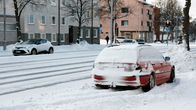 Luminen auto Karjalankadun varrella Lahdessa.