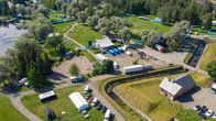 Wanaja-festivaalia rakennetaan Hämeenlinnan Linnanpuistossa. 