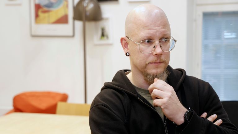 Lahden nuorispalveluiden palveluohjaaja Valtteri Tikka istuu tuolilla mietteliäänä.