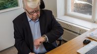 Tampereen pormestari Kalervo Kummola työpöytänsä ääressä.