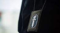 Poliisin virkamerkki.