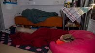 Kolme poikaa nukkumassa päiväunia kasvatusohjaajan huoneessa kesken koulupäivän.