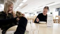 Oppilaat syövät lounasta koulun ruokasalissa.