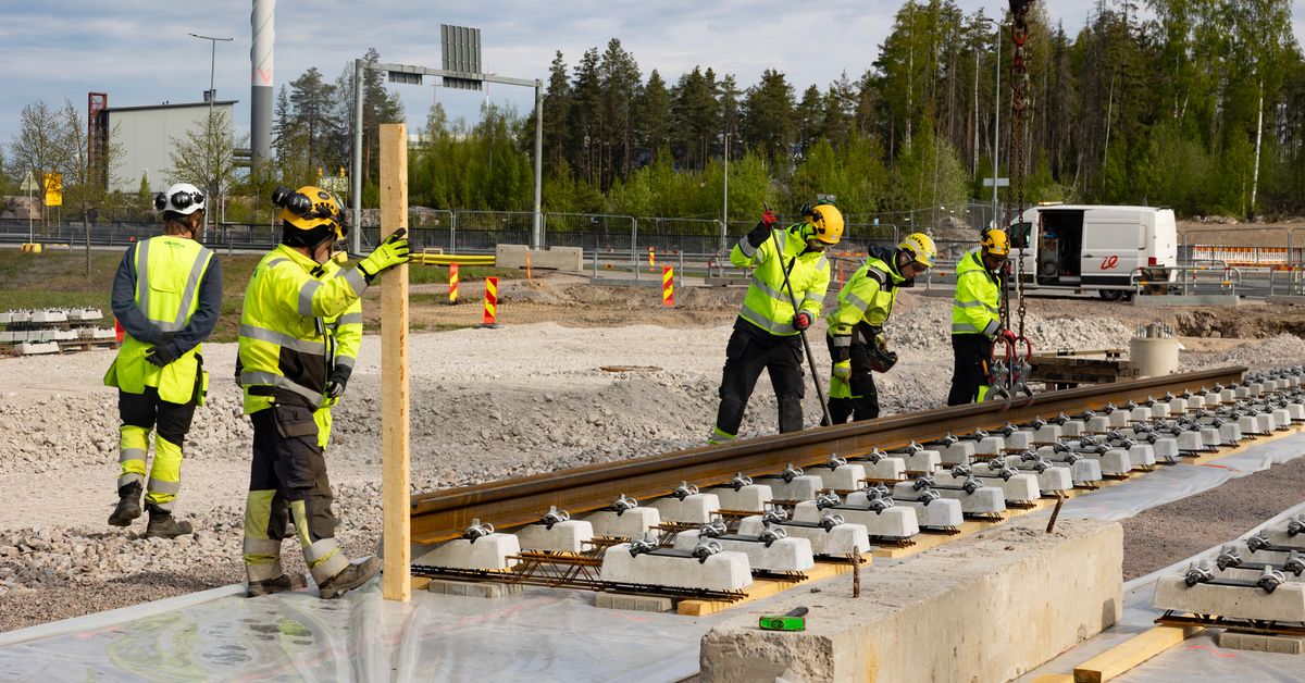 Vantaan ratikan ensimmäiset raiteet on nyt asennettu – yli tonnin painavat kiskonjötkäleet tuotiin Itävallasta